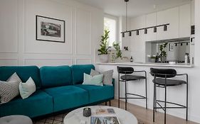 Stylowy kameralny apartament przy metrze